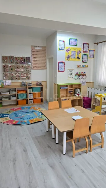 Çocukların sanat çalışmalarıyla süslenmiş sınıf