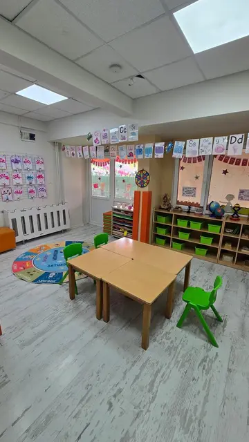 Harf panoları ve kitaplıklarla donatılmış sınıf