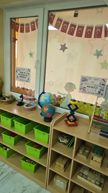 Fen ve Matematik merkezi: küre, mikroskop ve Montessori materyalleri