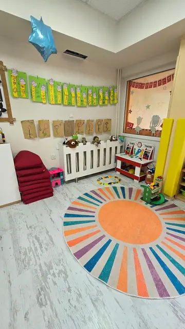 Güneş desenli halısı ve rengârenk panolarıyla sınıf