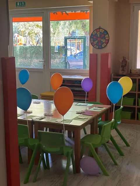 Balonlarla süslenmiş yemek ve etkinlik masası