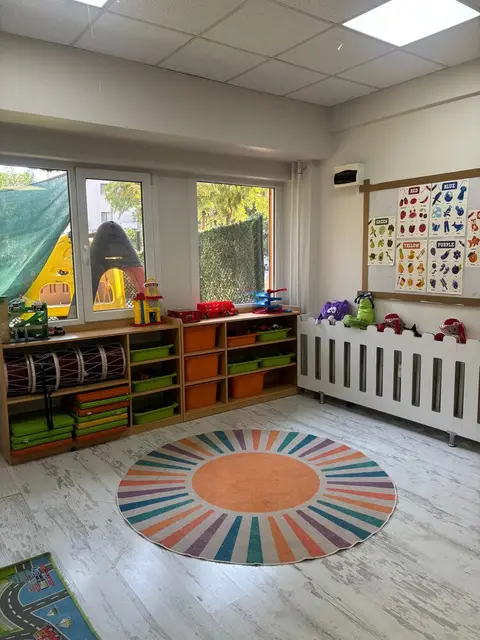 Oyuncak rafları ve güneş halısıyla geniş oyun alanı